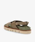 Brun sandal fra phenumb copenhagen med krydsede remme og justerbar hælrem, grøn indersål og beige sål med rillede detaljer.