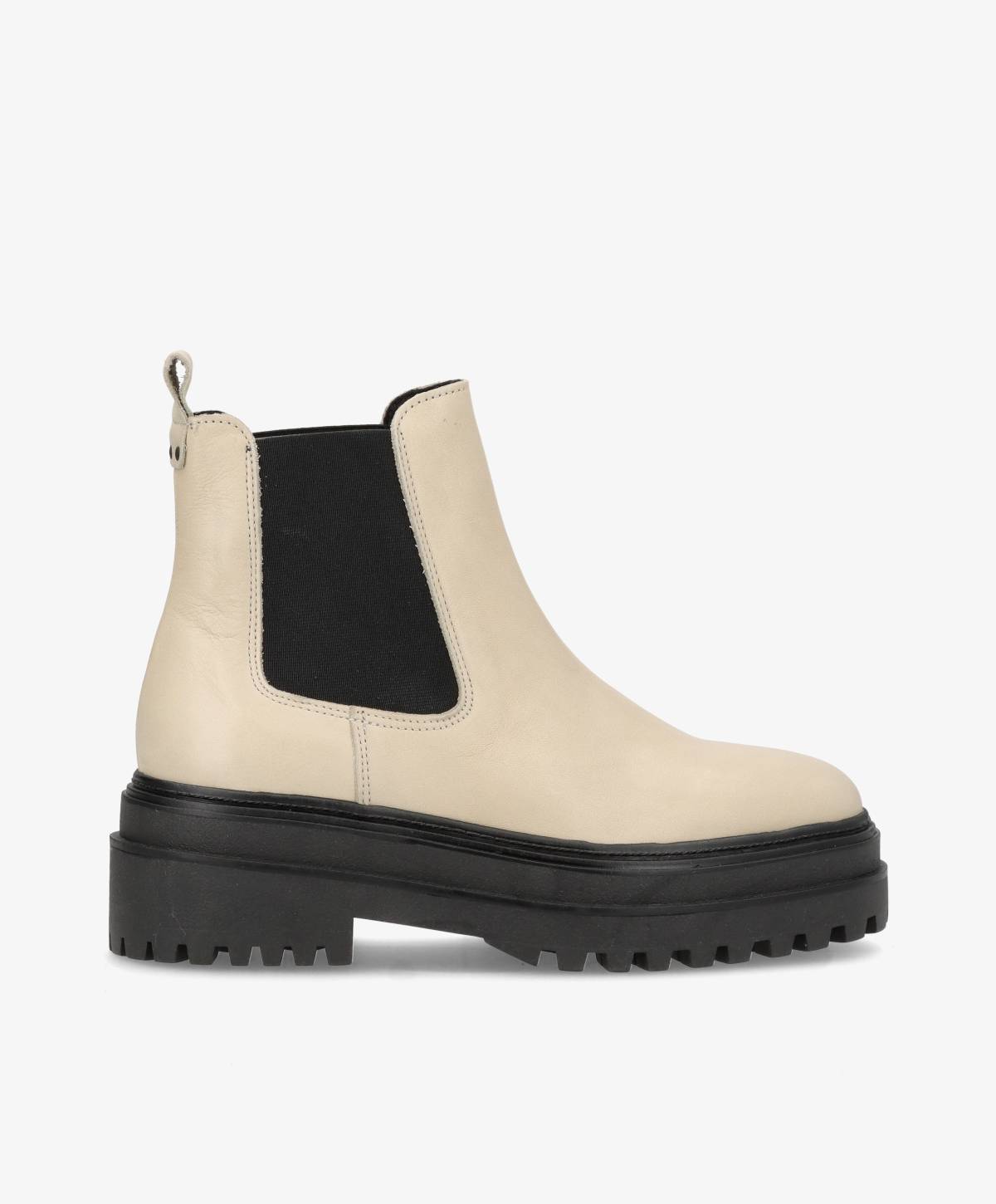 Beige Chelsea-støvle fra phenumb copenhagen med sort elastikpanel og kraftig sort sål.