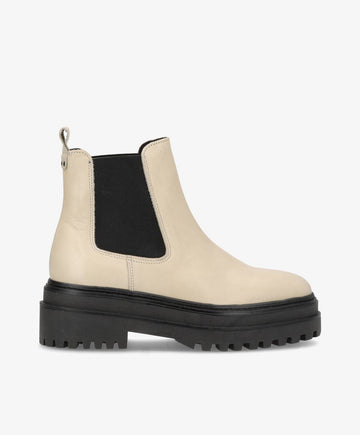 Beige Chelsea-støvle fra phenumb copenhagen med sort elastikpanel og kraftig sort sål.