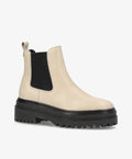 Beige Chelsea-støvle fra phenumb copenhagen med sort elastikindsats og kraftig sort sål.