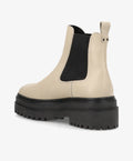 Beige Chelsea-støvle fra phenumb copenhagen med sort elastikindsats og kraftig sort sål.