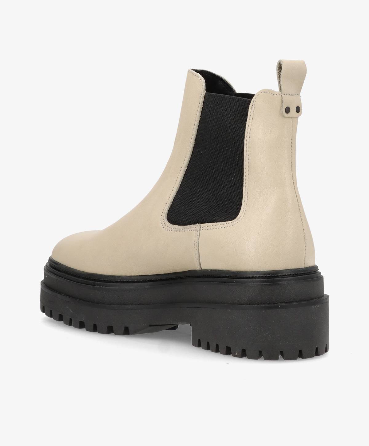 Beige Chelsea-støvle fra phenumb copenhagen med sort elastikindsats og kraftig sort sål.